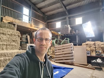 Auf dem Bauernhof bei der Zucht der Köderwürmer